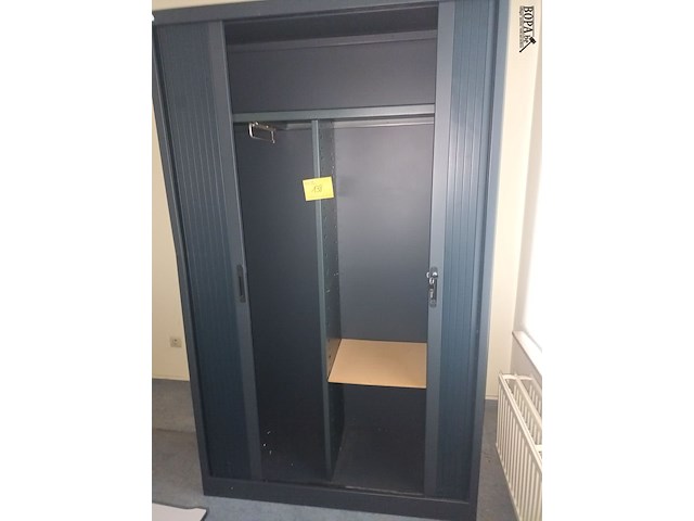 Lot 138 - hoge roldeurkast - afbeelding 1 van  2