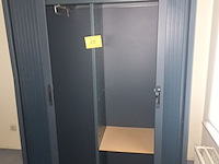 Lot 138 - hoge roldeurkast - afbeelding 1 van  2