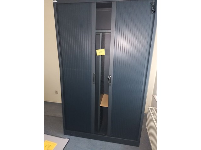 Lot 138 - hoge roldeurkast - afbeelding 2 van  2