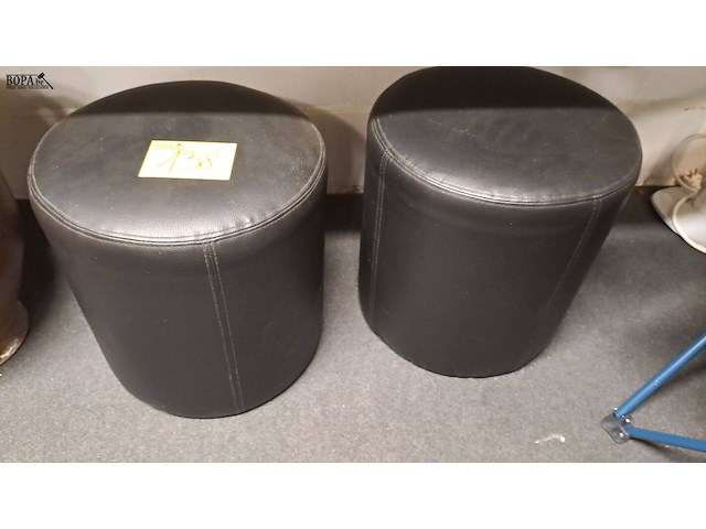 Lot 138 - lederen zwarte poefs 2 stuks - afbeelding 1 van  3