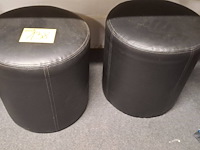Lot 138 - lederen zwarte poefs 2 stuks - afbeelding 1 van  3