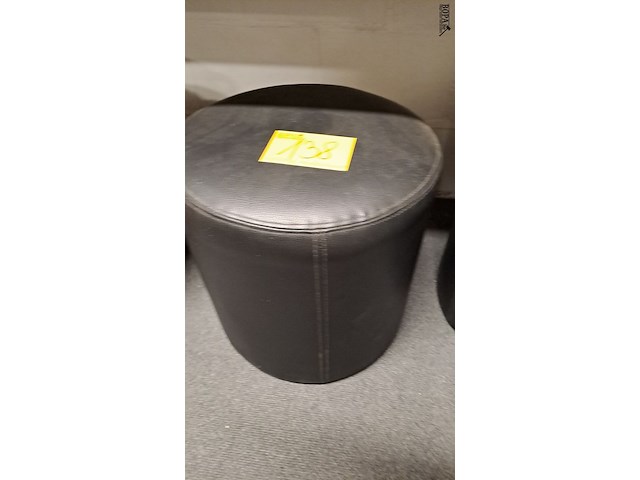 Lot 138 - lederen zwarte poefs 2 stuks - afbeelding 2 van  3