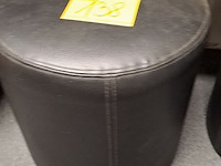 Lot 138 - lederen zwarte poefs 2 stuks - afbeelding 2 van  3