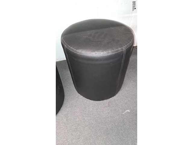Lot 138 - lederen zwarte poefs 2 stuks - afbeelding 3 van  3