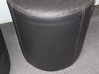 Lot 138 - lederen zwarte poefs 2 stuks - afbeelding 3 van  3