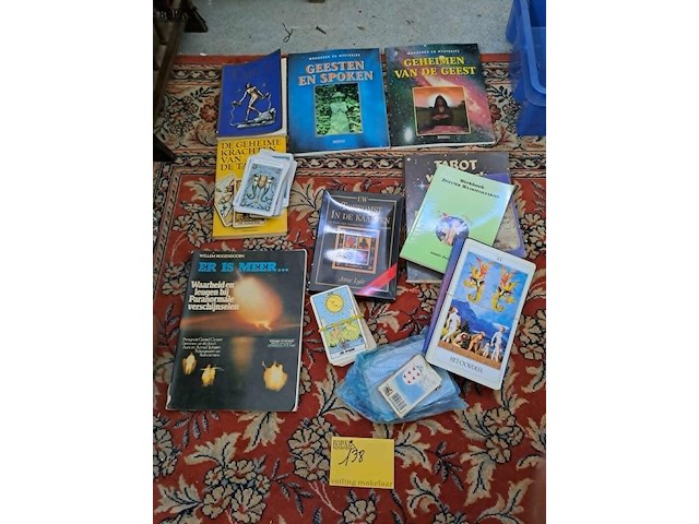 Lot 138 - lot spiritualiteit: boeken rond kaartleggen, geesten, tarot - afbeelding 1 van  4