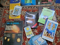 Lot 138 - lot spiritualiteit: boeken rond kaartleggen, geesten, tarot - afbeelding 1 van  4