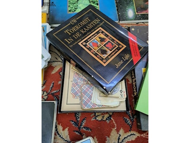 Lot 138 - lot spiritualiteit: boeken rond kaartleggen, geesten, tarot - afbeelding 3 van  4