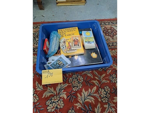 Lot 138 - lot spiritualiteit: boeken rond kaartleggen, geesten, tarot - afbeelding 4 van  4