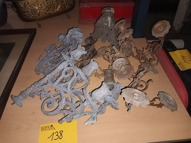 Lot 138 - metalen onderdelen van kandelaars - afbeelding 1 van  4