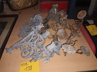 Lot 138 - metalen onderdelen van kandelaars