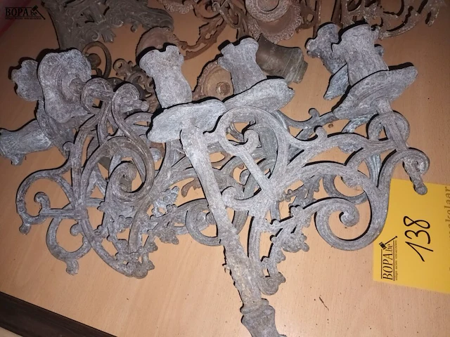 Lot 138 - metalen onderdelen van kandelaars - afbeelding 2 van  4