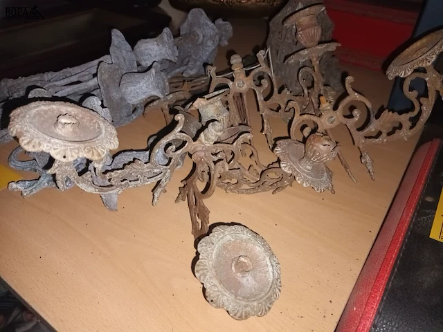 Lot 138 - metalen onderdelen van kandelaars - afbeelding 3 van  4