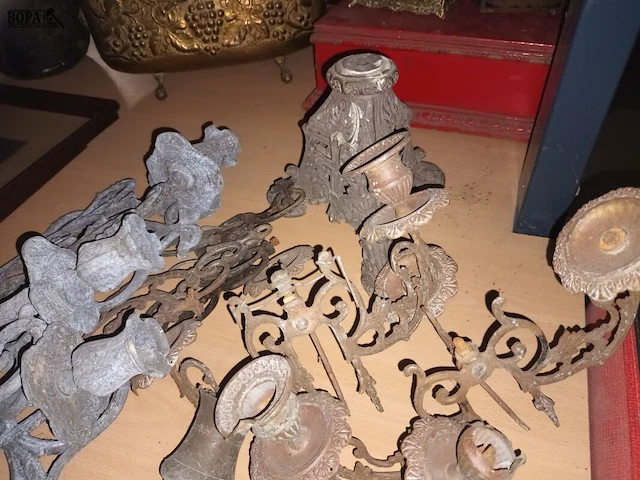 Lot 138 - metalen onderdelen van kandelaars - afbeelding 4 van  4