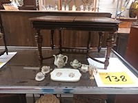 Lot 138 - miniatuur antieke tafel en koffiestel - afbeelding 4 van  6