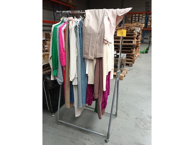 Lot 138 - rek met retour kledij - afbeelding 1 van  6