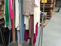 Lot 138 - rek met retour kledij - afbeelding 1 van  6