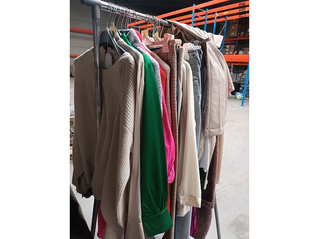Lot 138 - rek met retour kledij - afbeelding 2 van  6