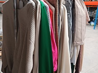 Lot 138 - rek met retour kledij - afbeelding 2 van  6