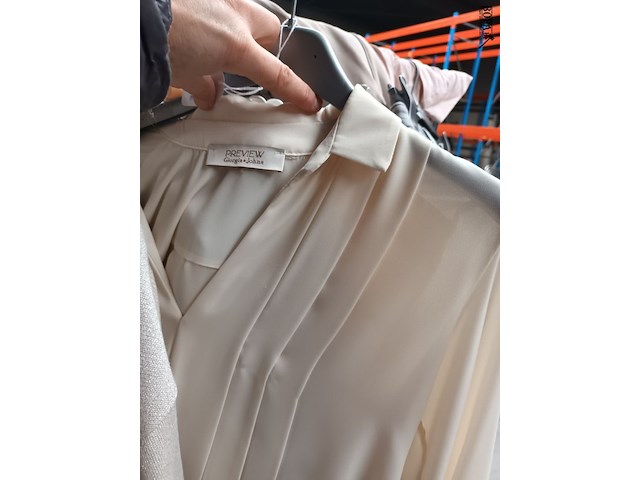 Lot 138 - rek met retour kledij - afbeelding 5 van  6