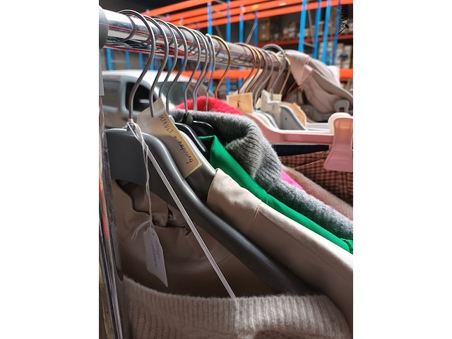 Lot 138 - rek met retour kledij - afbeelding 6 van  6