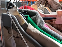 Lot 138 - rek met retour kledij - afbeelding 6 van  6