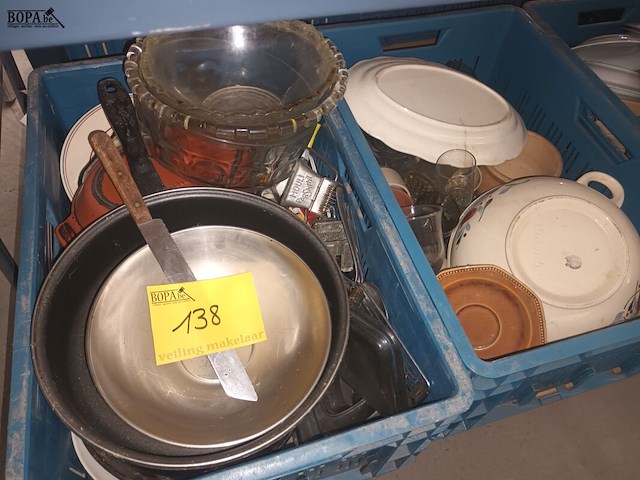 Lot 138 - servies en keukengerei. 4 bakken - afbeelding 1 van  6