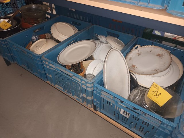 Lot 138 - servies en keukengerei. 4 bakken - afbeelding 2 van  6