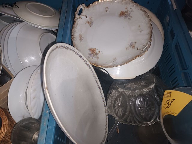 Lot 138 - servies en keukengerei. 4 bakken - afbeelding 3 van  6
