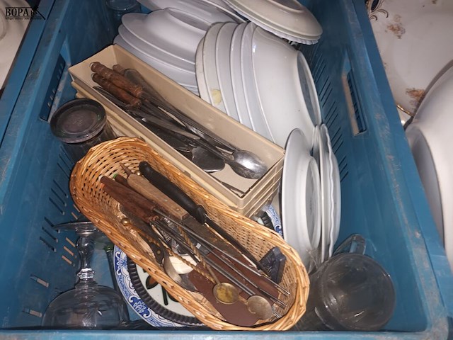 Lot 138 - servies en keukengerei. 4 bakken - afbeelding 4 van  6