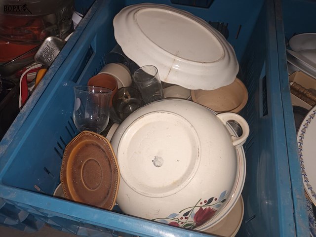 Lot 138 - servies en keukengerei. 4 bakken - afbeelding 5 van  6