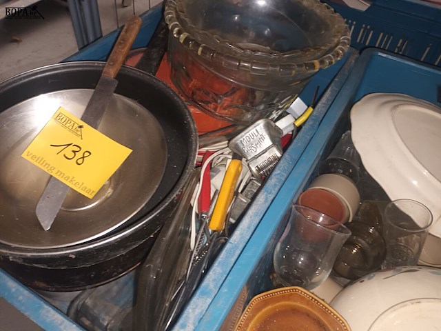 Lot 138 - servies en keukengerei. 4 bakken - afbeelding 6 van  6