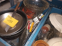 Lot 138 - servies en keukengerei. 4 bakken - afbeelding 6 van  6