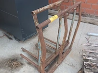 Lot 138 - stalen draagframe. 2 stuks