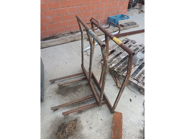 Lot 138 - stalen draagframe. 2 stuks - afbeelding 2 van  2