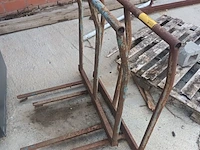 Lot 138 - stalen draagframe. 2 stuks - afbeelding 2 van  2