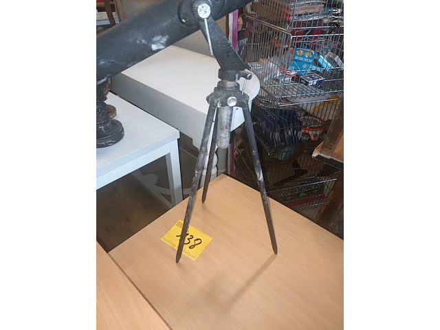 Lot 138 - telescoop op tafel statief - afbeelding 2 van  4