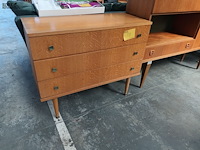 Lot 138 - vintage houten ladekast - afbeelding 1 van  3