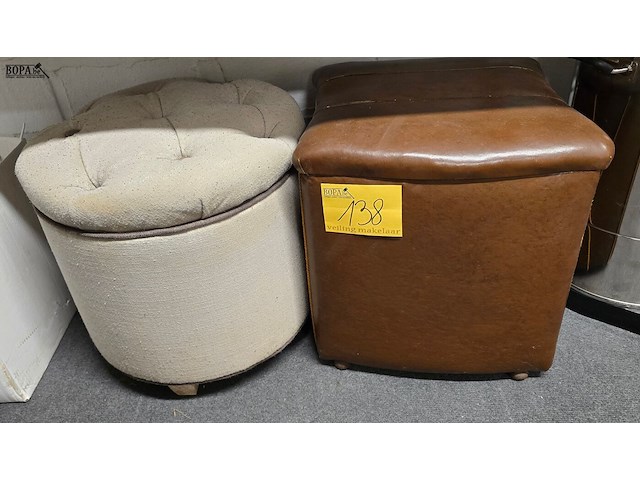 Lot 138 - vintage poef met deksel 2 stuks - afbeelding 1 van  5
