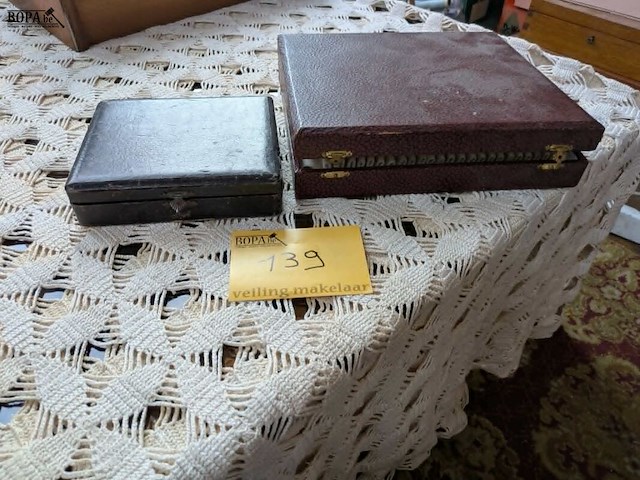 Lot 139 - bestekkoffertjes met oude foto's - afbeelding 1 van  4