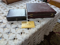 Lot 139 - bestekkoffertjes met oude foto's - afbeelding 1 van  4