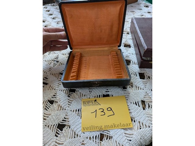 Lot 139 - bestekkoffertjes met oude foto's - afbeelding 2 van  4
