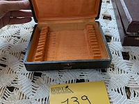 Lot 139 - bestekkoffertjes met oude foto's - afbeelding 2 van  4