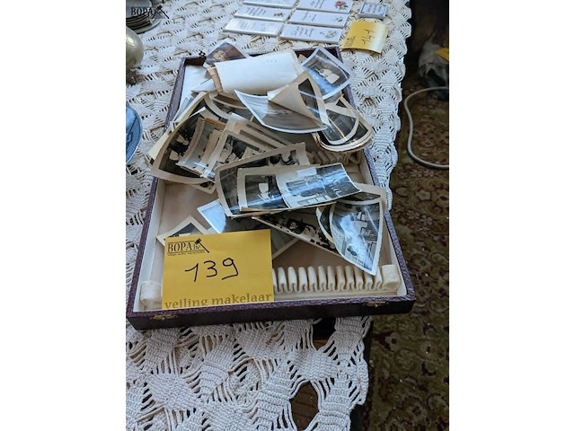 Lot 139 - bestekkoffertjes met oude foto's - afbeelding 3 van  4