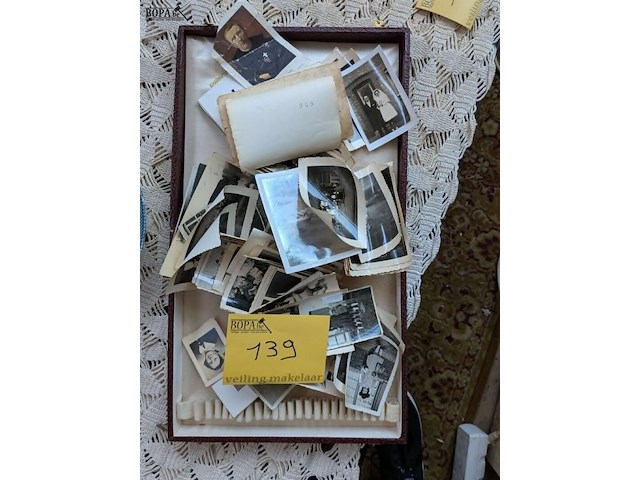 Lot 139 - bestekkoffertjes met oude foto's - afbeelding 4 van  4