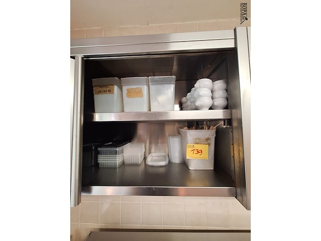 Lot 139 - diversen. inhoud hangkast - afbeelding 1 van  4