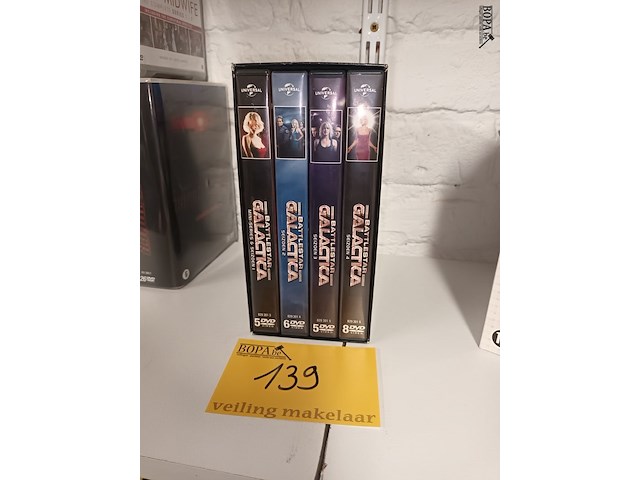 Lot 139 - dvd box battlestar galectica - afbeelding 2 van  2