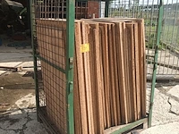 Lot 139 - groene metalen kooien en vezelplaten