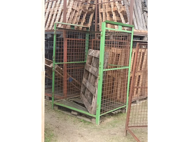 Lot 139 - groene metalen kooien en vezelplaten - afbeelding 2 van  3