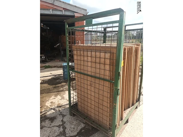 Lot 139 - groene metalen kooien en vezelplaten - afbeelding 3 van  3